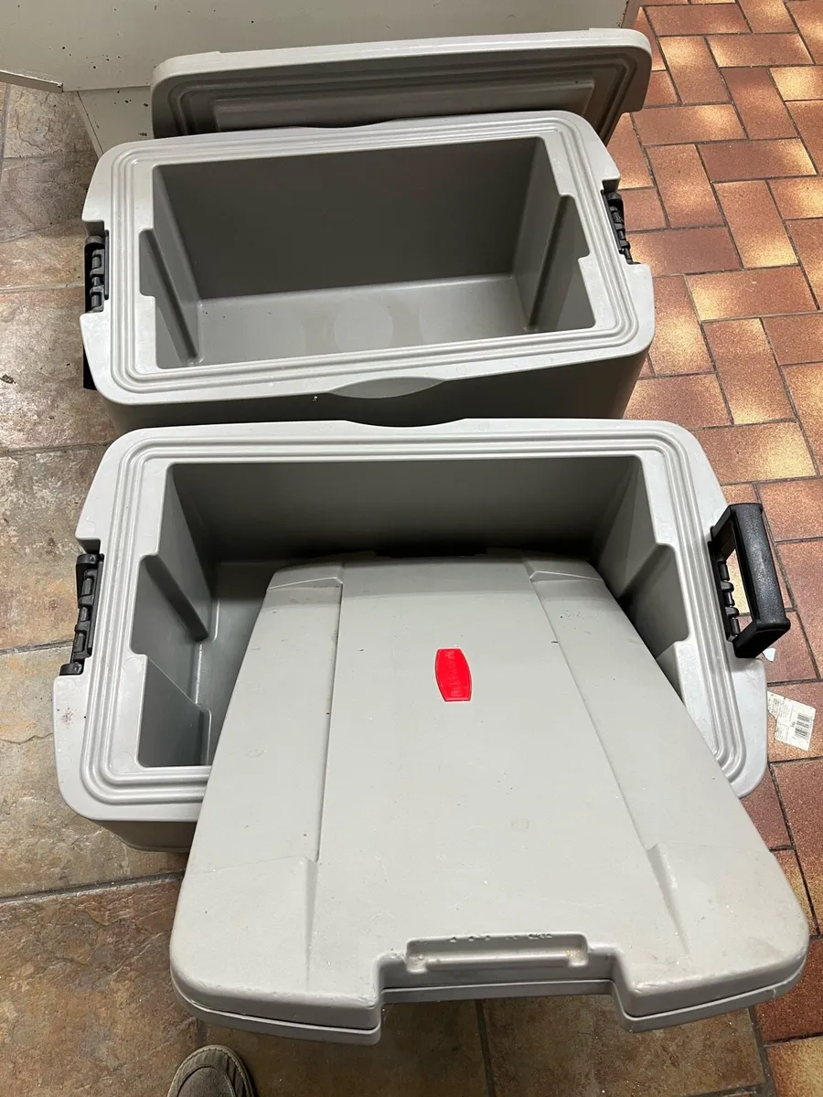 2x Rubbermaid food cooler boxes. - Image 2