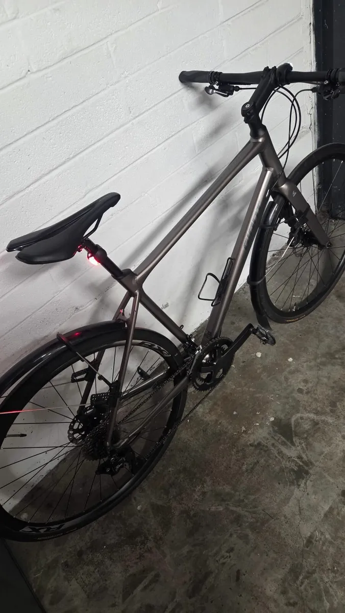 Giant Fastroad SL1 hybrid bike - Image 4