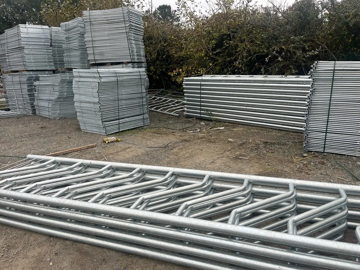 She Pens , Gates and barriers - Image 2