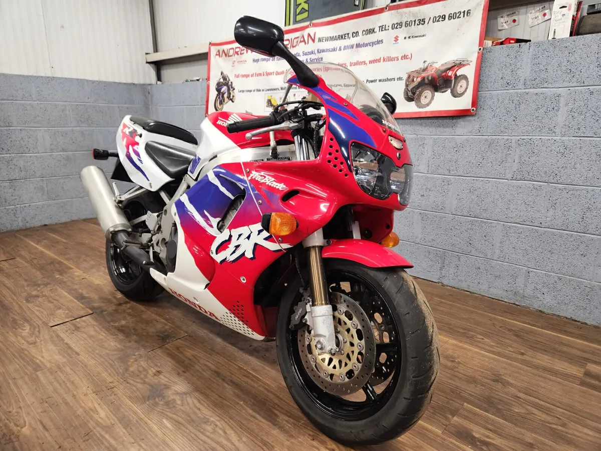 Honda CBR 900 RR Fireblade - Image 4