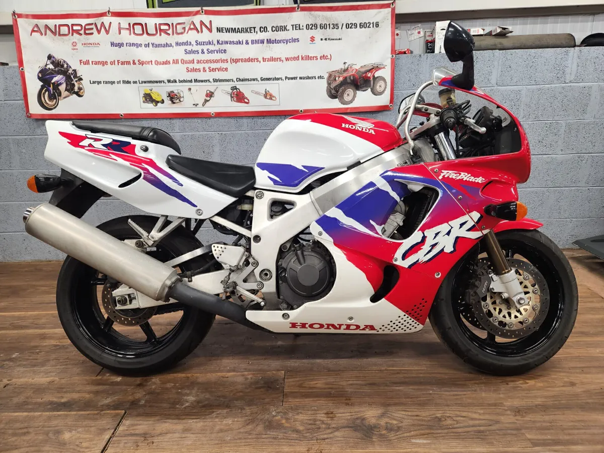 Honda CBR 900 RR Fireblade - Image 1