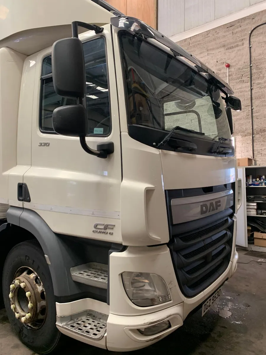 October 2016 DAF CF 3300 6X2 Chassis Cab - Image 3