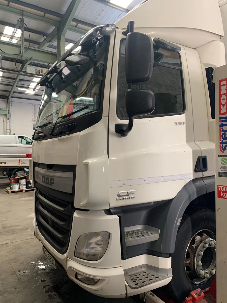 October 2016 DAF CF 3300 6X2 Chassis Cab - Image 4