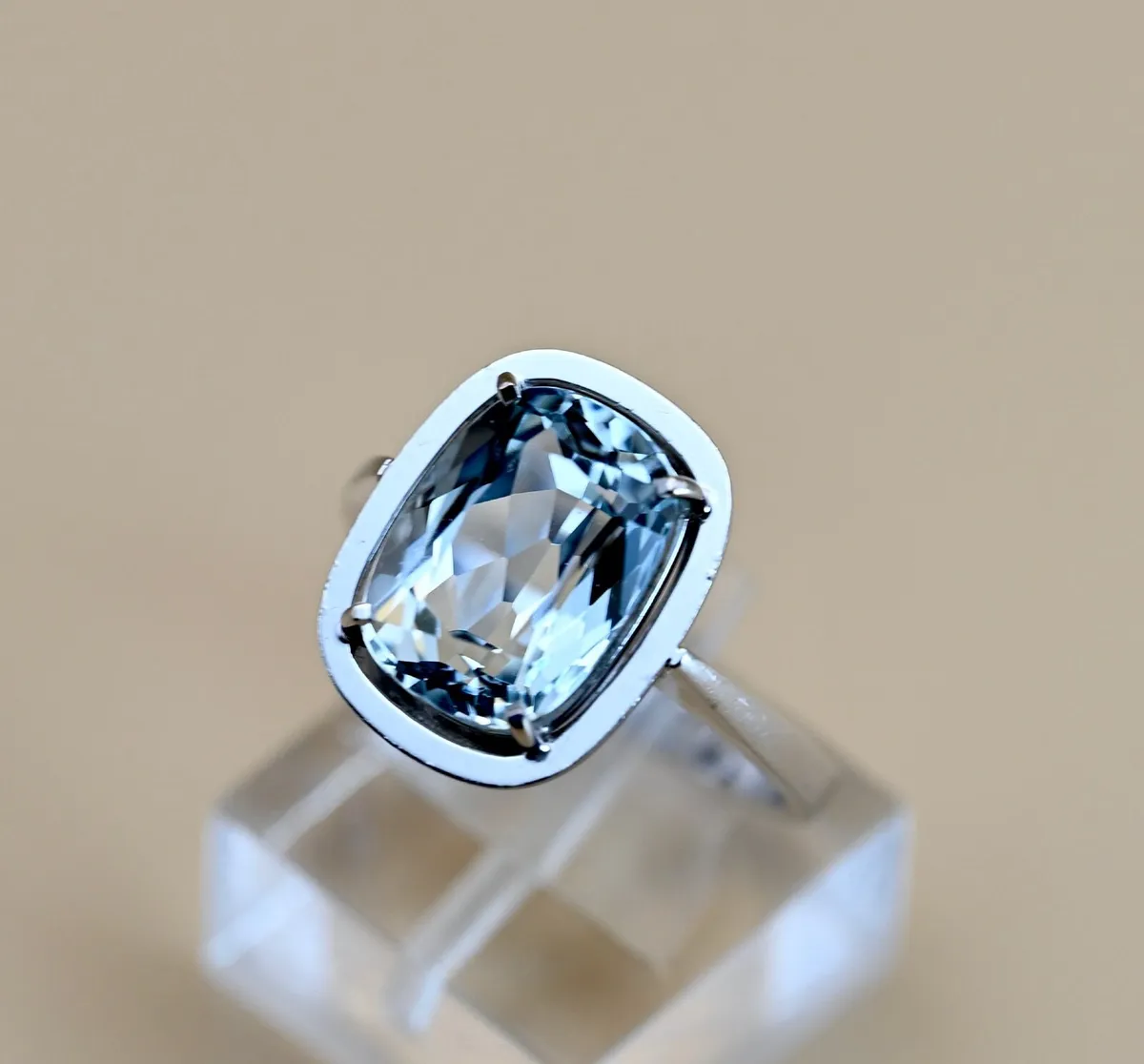 Vintage 1970s Aquamarine Solitaire Ring - Image 2