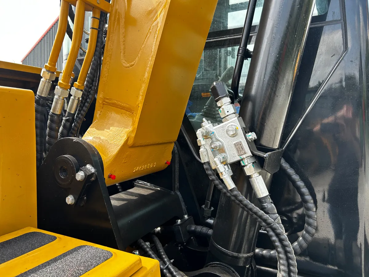 New DGM 8 tonne excavator - Image 4