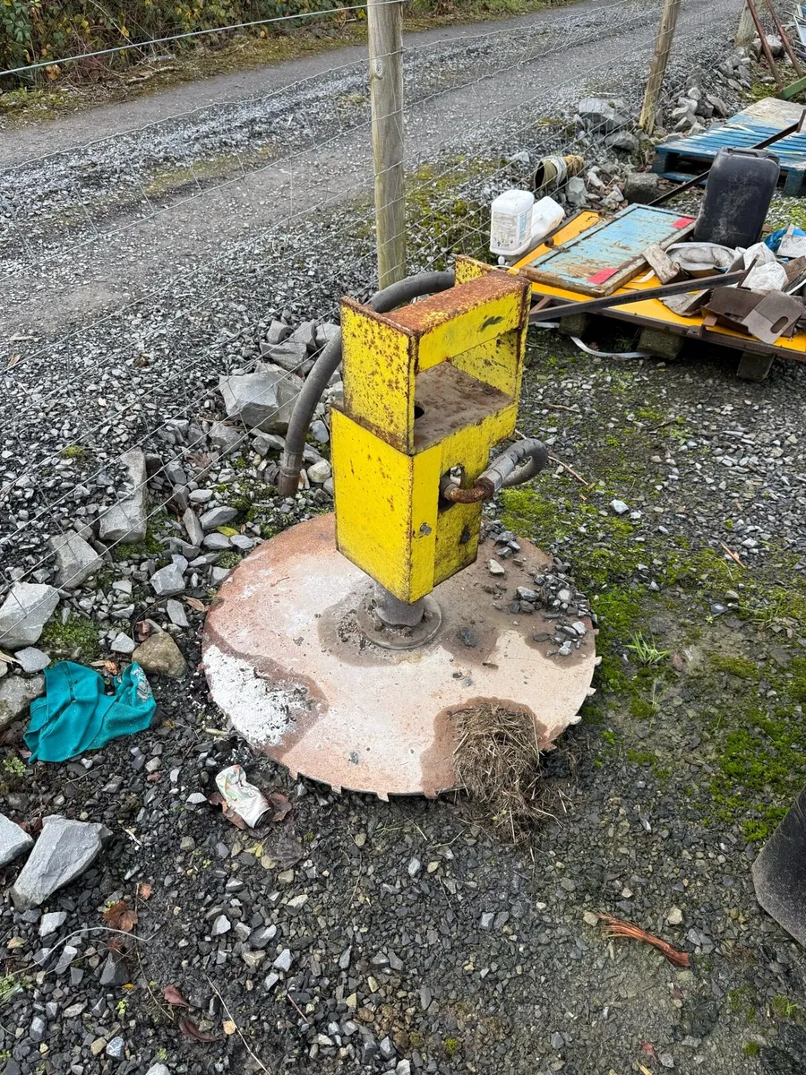 Trailed reeler + machinery - Image 2