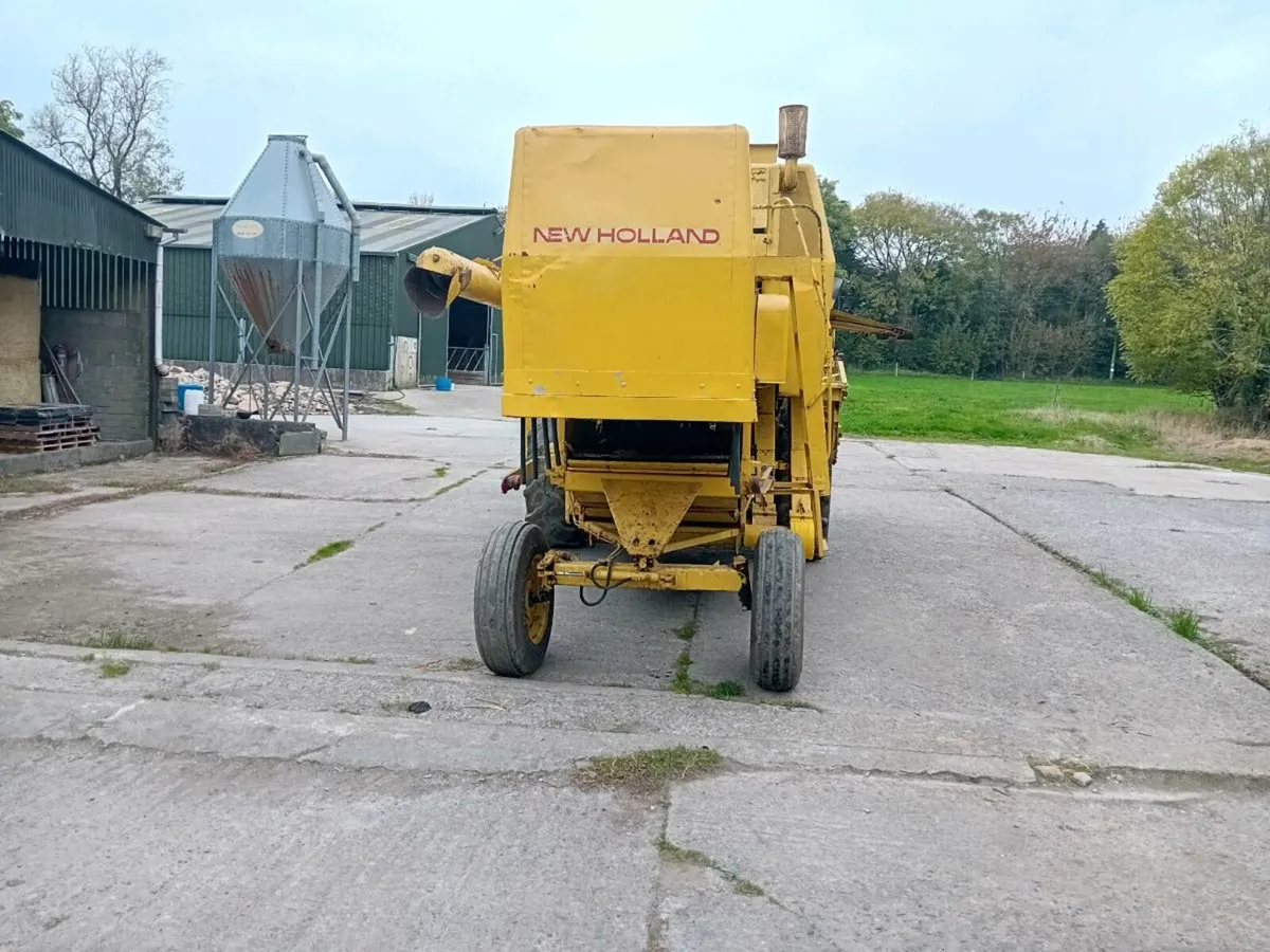1530 New Holland combine - Image 1