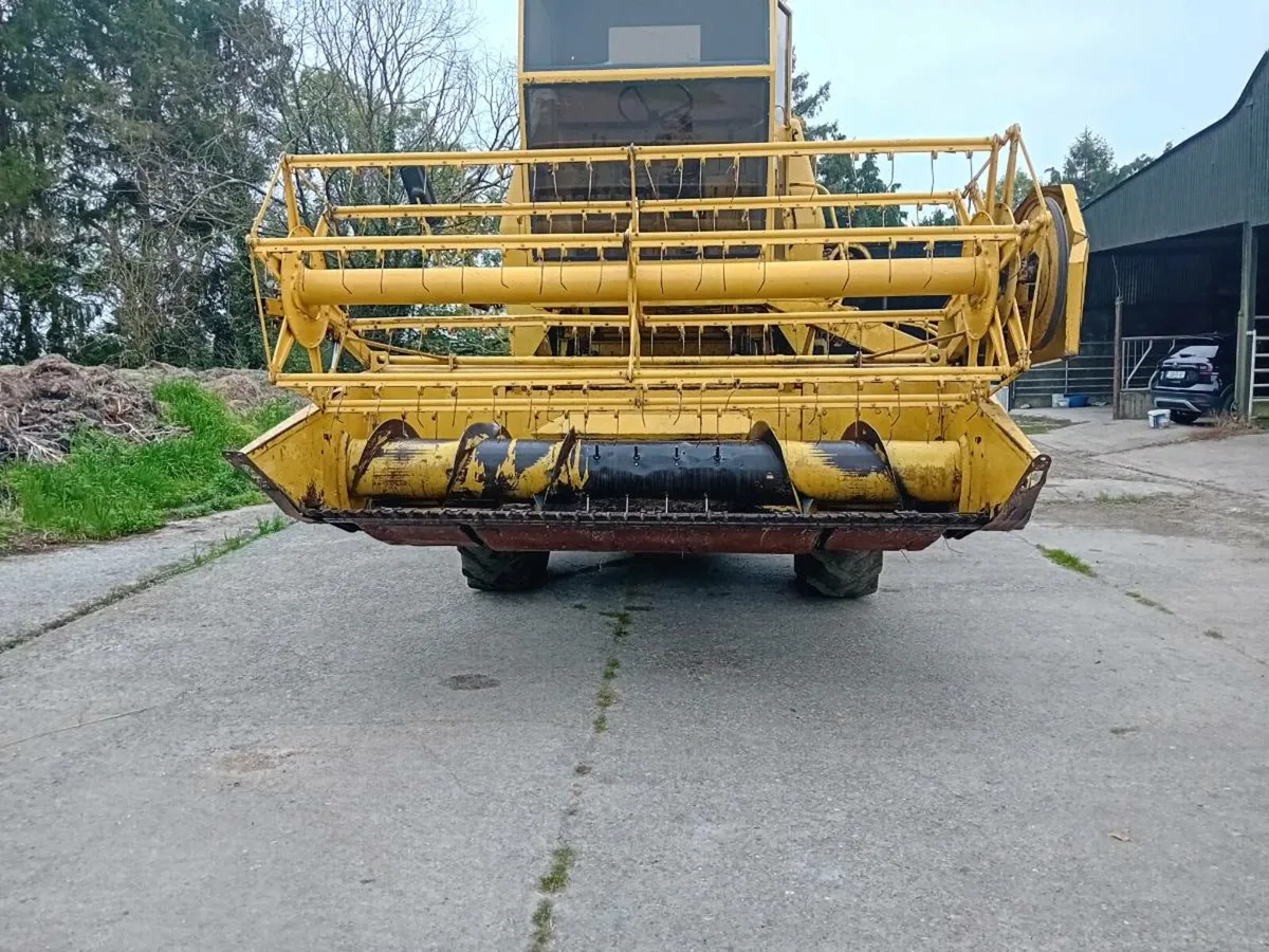 1530 New Holland combine - Image 4