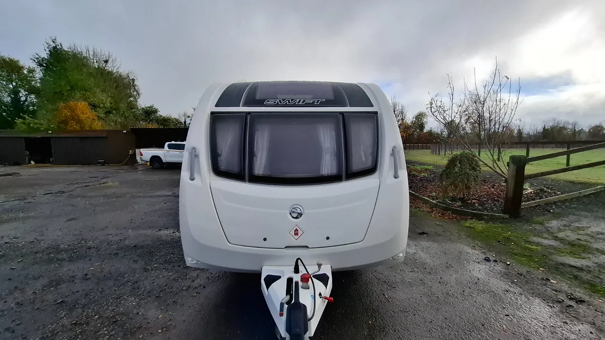 Swift Sprite Major Island bed caravan - Image 2