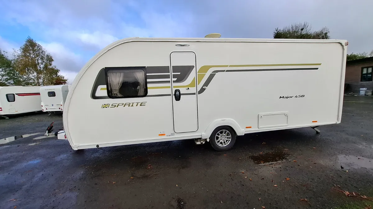 Swift Sprite Major Island bed caravan - Image 3
