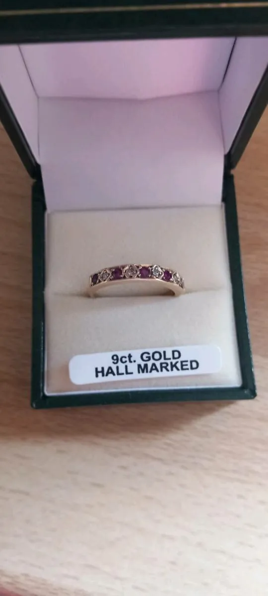9ct gold garnet ring size 8 - Image 1