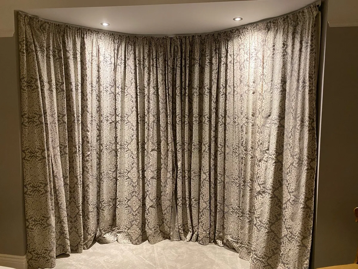 Curtains and matching cushions - Image 1