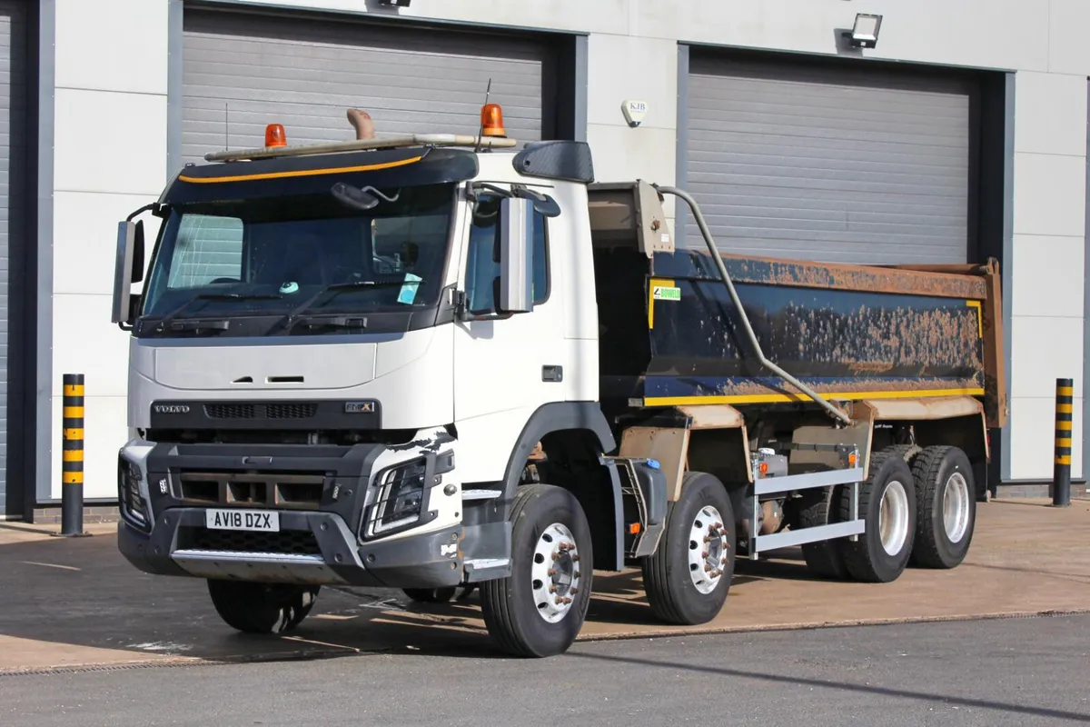 2018 (18) VOLVO FMX 420 8X4 TIPPER (EURO 6) - Image 1