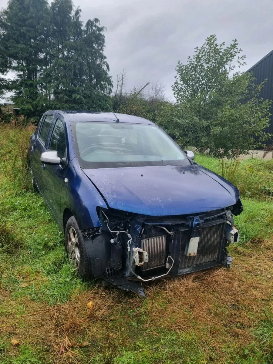 15 dacia sandero - Image 2