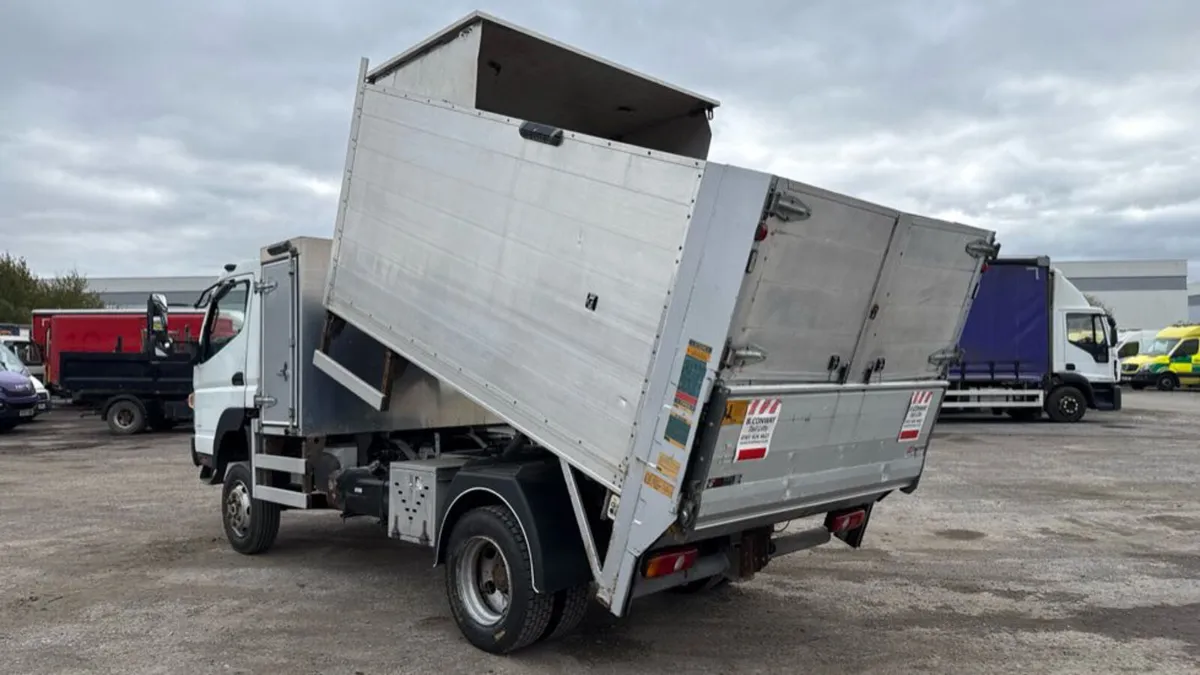 2016 Mitsubishi Canter 4x4 Arborist tipper body - Image 3