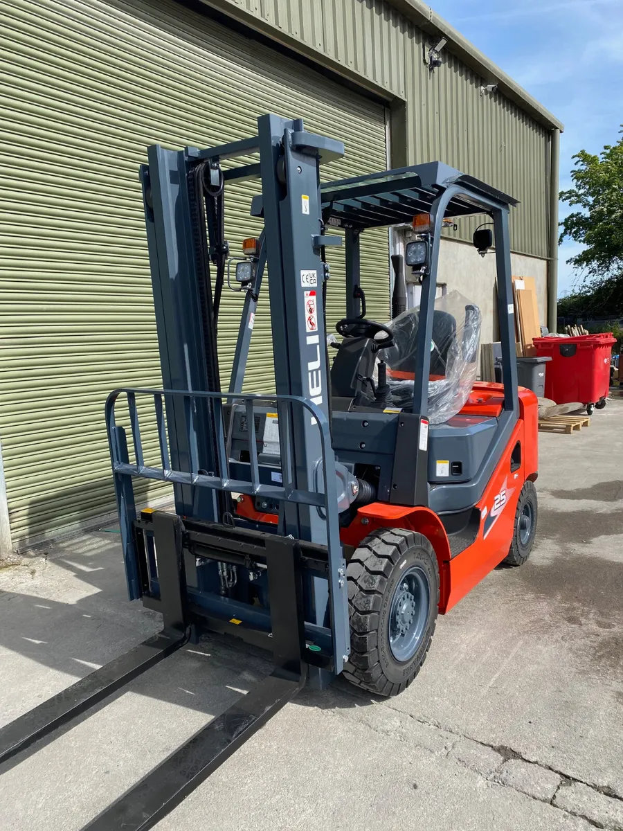 New Heli 2.5 ton forklift trucks - Image 2