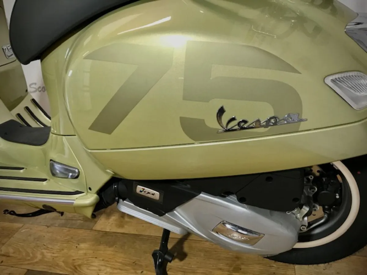 Vespa GTS125 75th Anniversary - Image 4