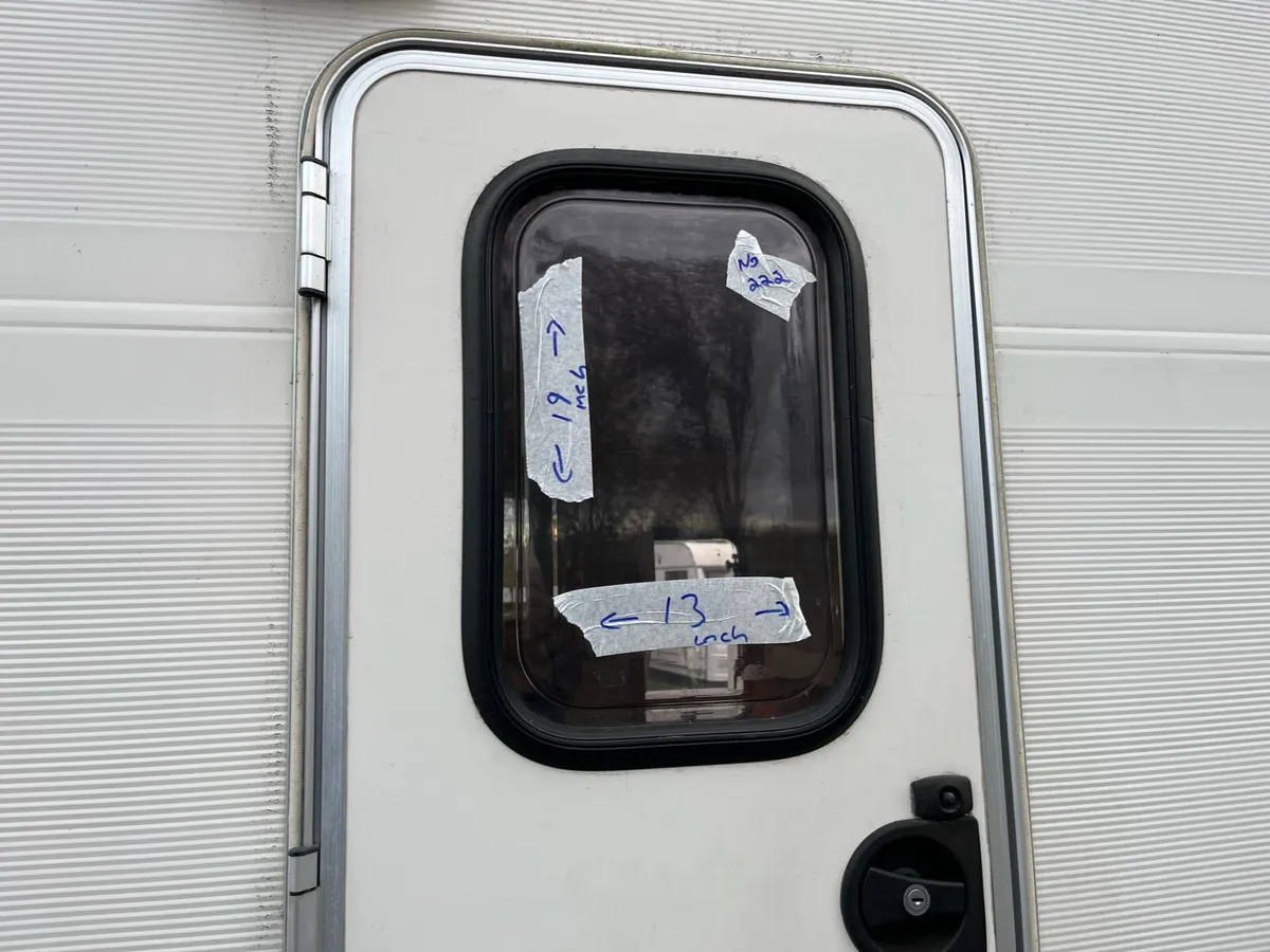 Caravan parts and windows - Image 4