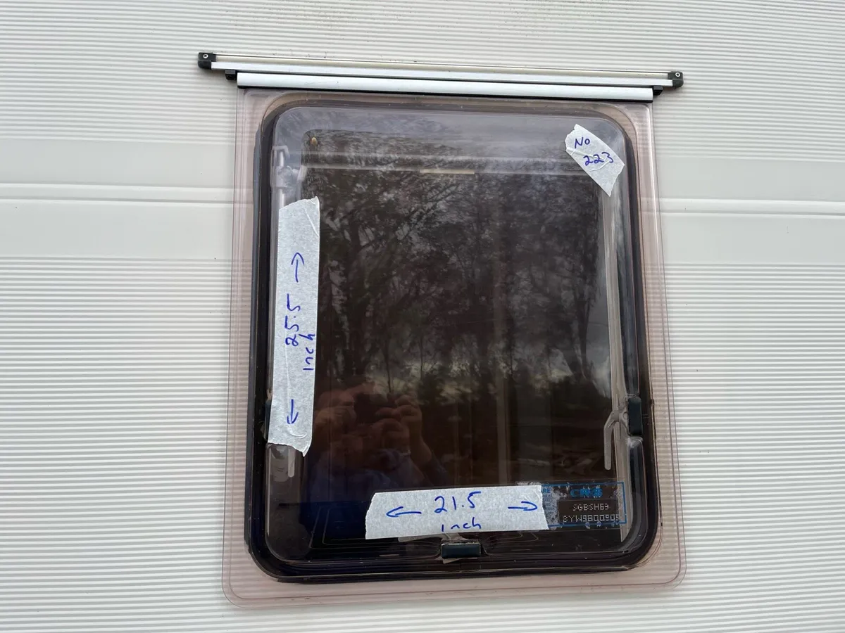 Caravan parts and windows - Image 3