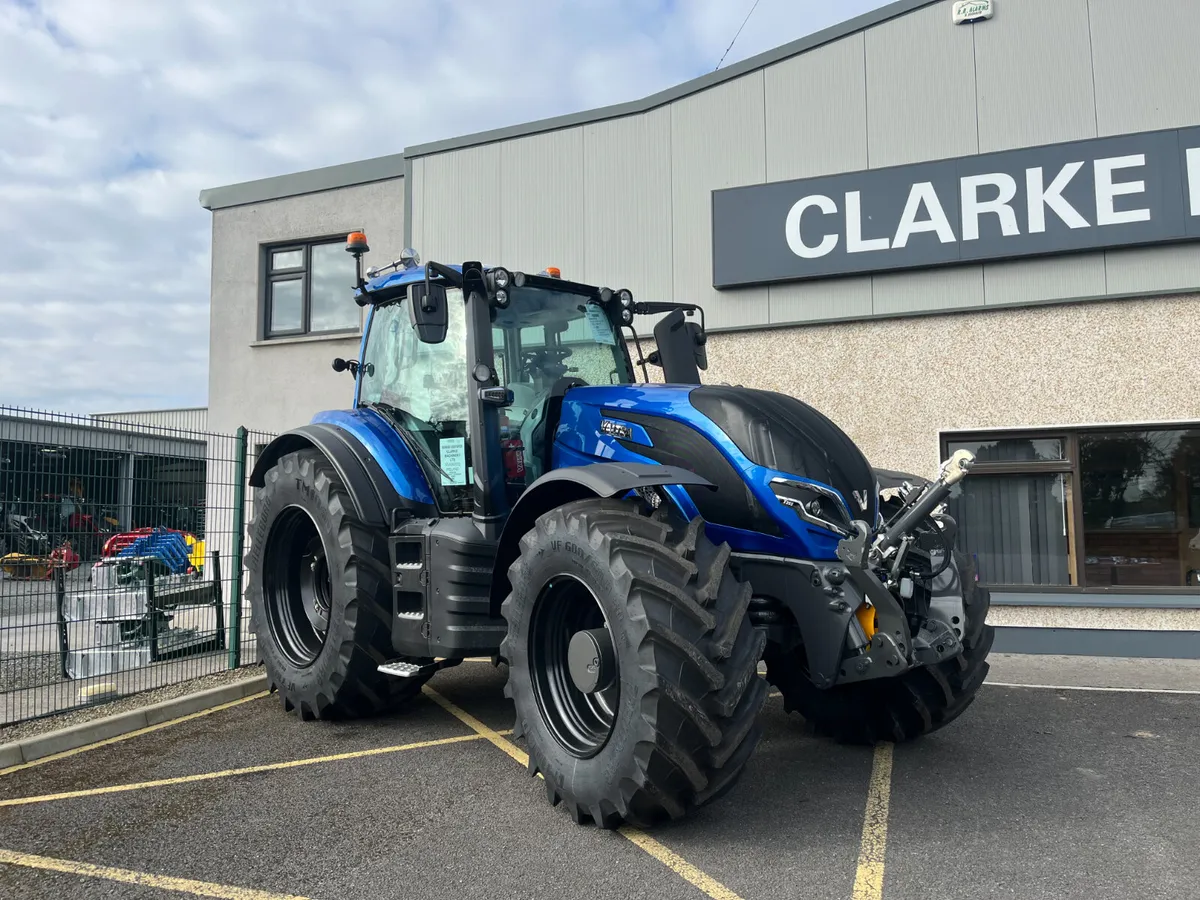 Valtra Tractor Unlimited Studio- T255 Versu   🚜 - Image 1