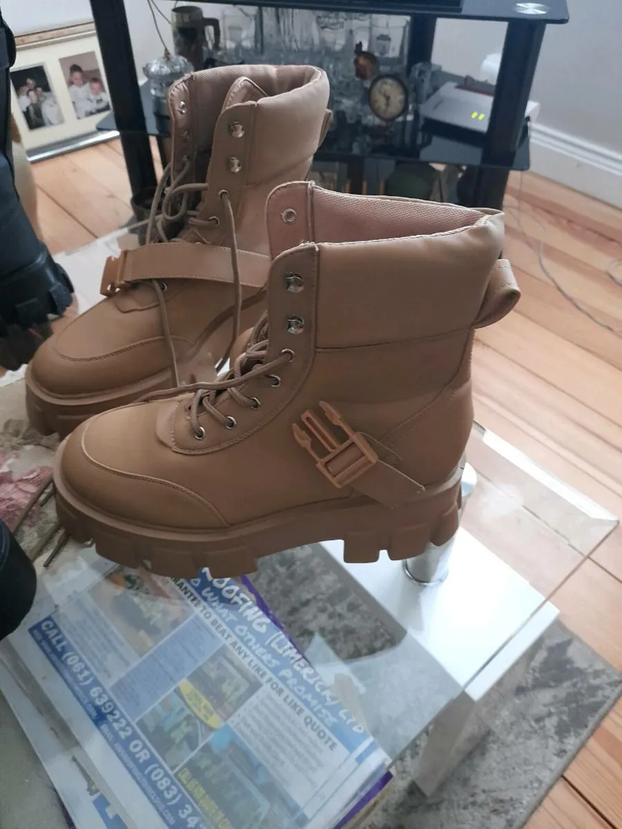 Ladies size 6 UK ANKLE BOOTS - Image 1