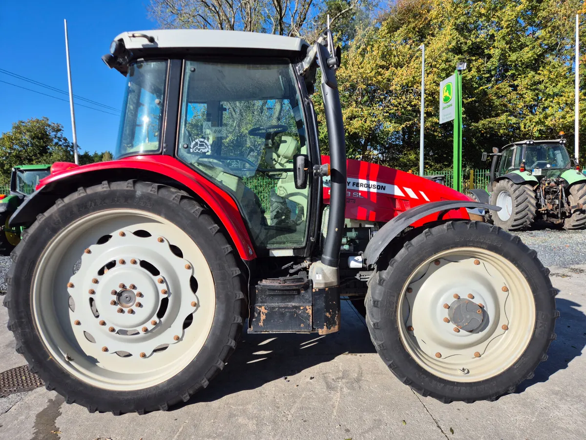 Massey Ferguson 5713 2017 - Image 3