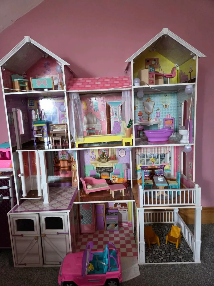 Barbie Dolls house - Image 1
