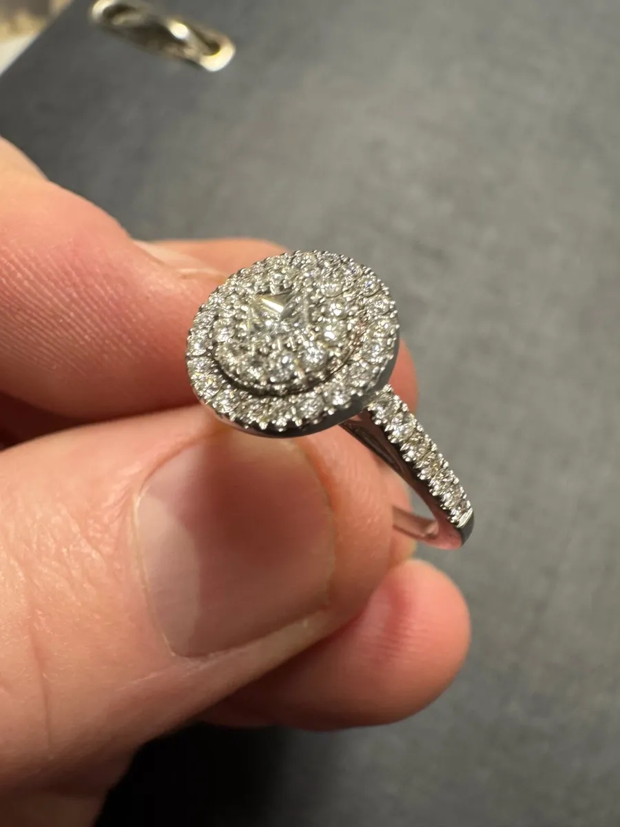 Stunning White gold Diamond Engagement ring - Image 1