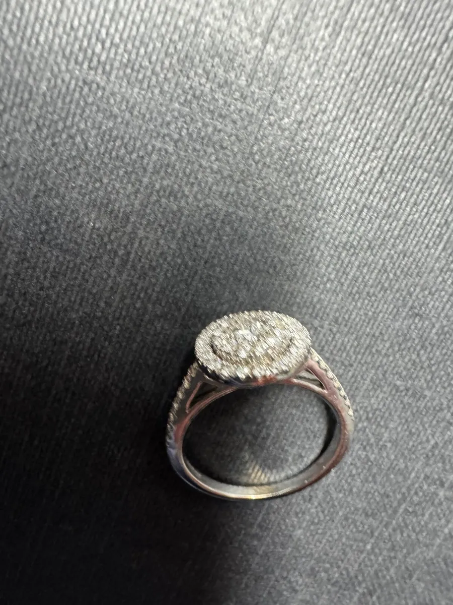 Stunning White gold Diamond Engagement ring - Image 4