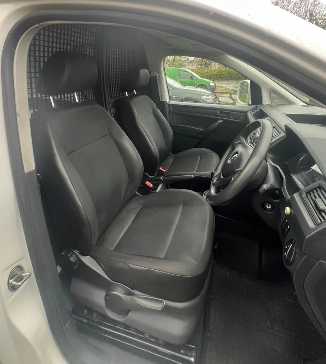 192 Volkswagen Caddy 102Bhp Maxi - Image 3