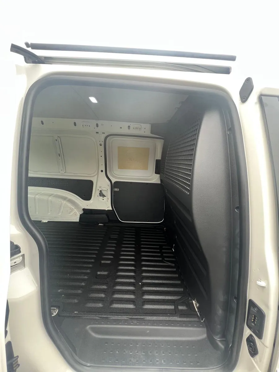 192 Volkswagen Caddy 102Bhp Maxi - Image 4