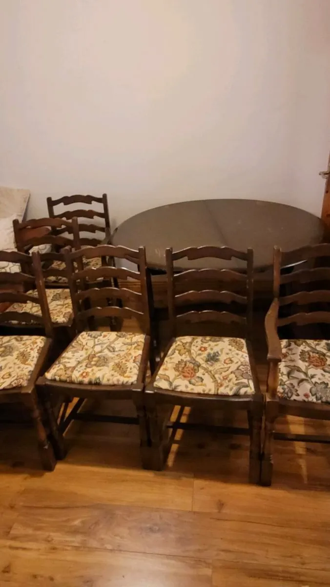 Dining table and 6 chairs - Image 2