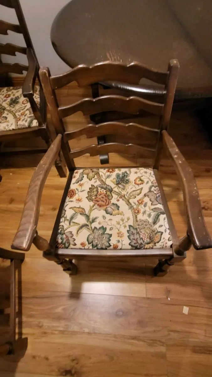 Dining table and 6 chairs - Image 3