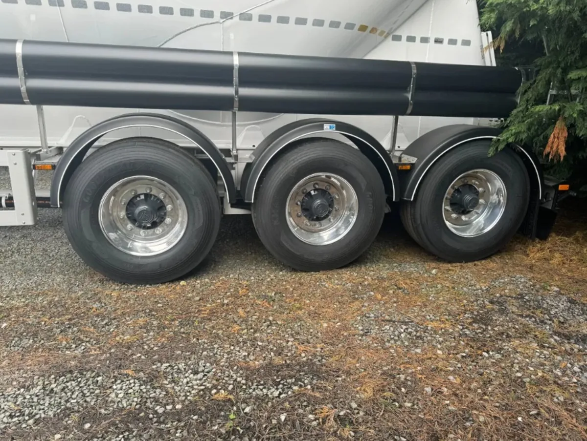 2025 FELDBINDER TANKER IN STOCK - Image 3