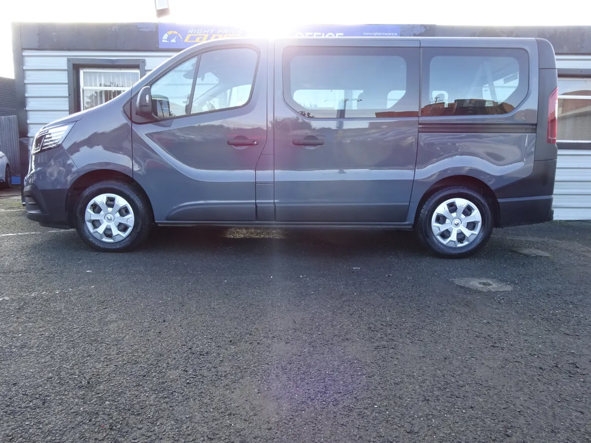 RENAULT TRAFIC 9 SEATER BUSINESS EDITION LIKE NEW - Image 4