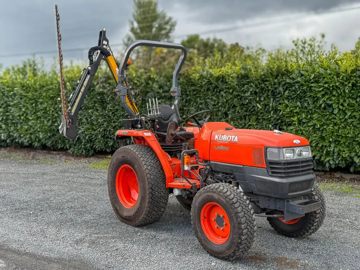 Kubota L3200 + Hedgecutter - Image 1