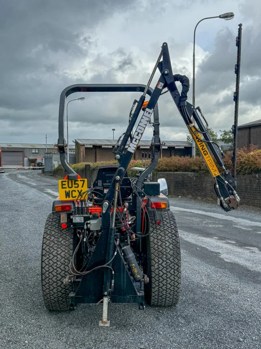 Kubota L3200 + Hedgecutter - Image 4