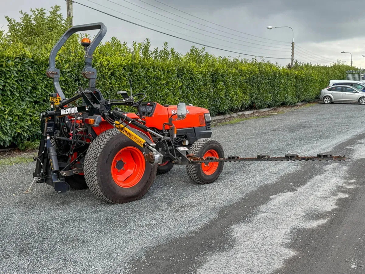 Kubota L3200 + Hedgecutter - Image 2