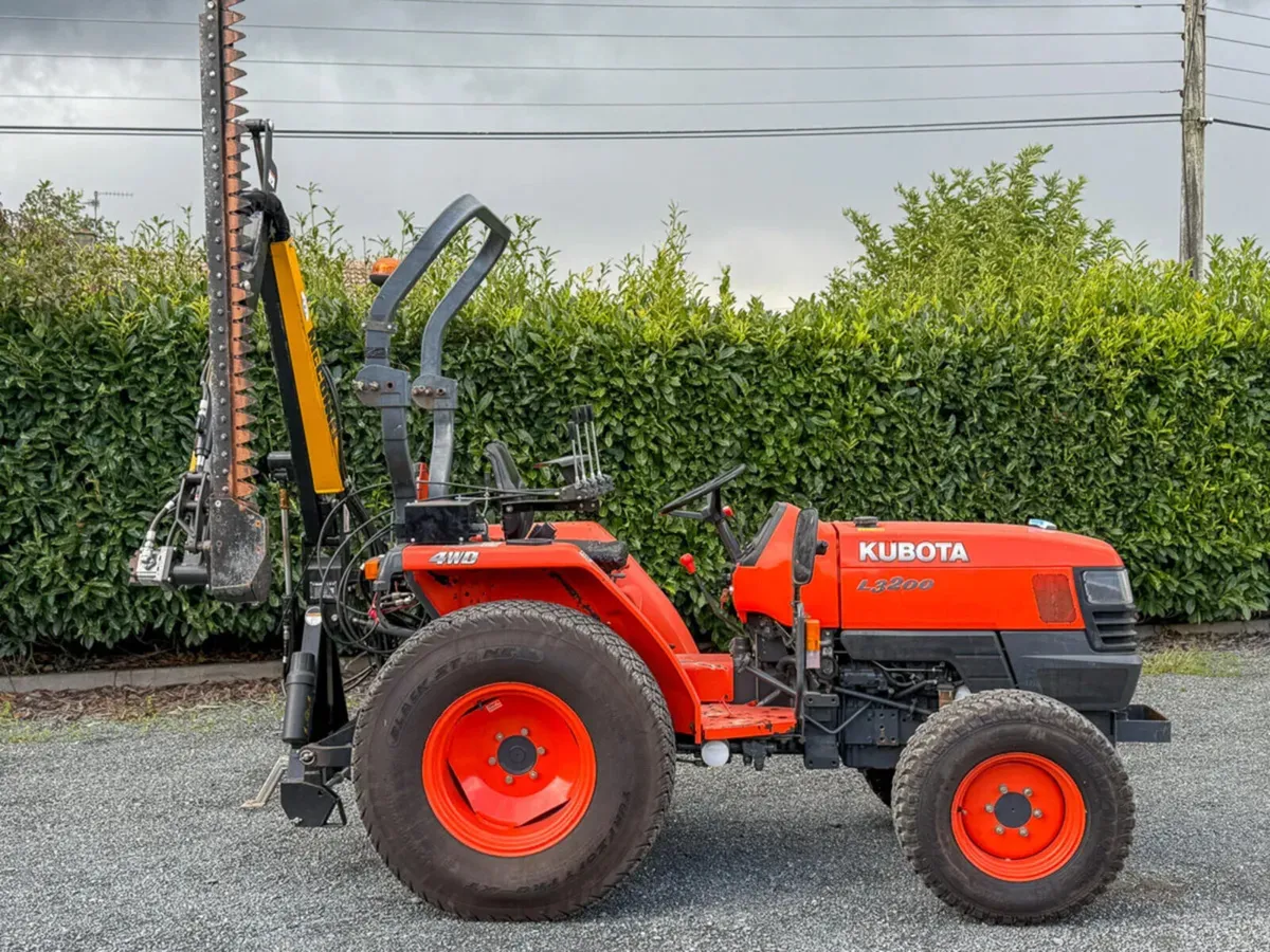 Kubota L3200 + Hedgecutter - Image 3