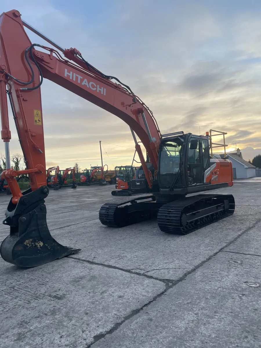 HITACHI ZX210-7 - Image 1