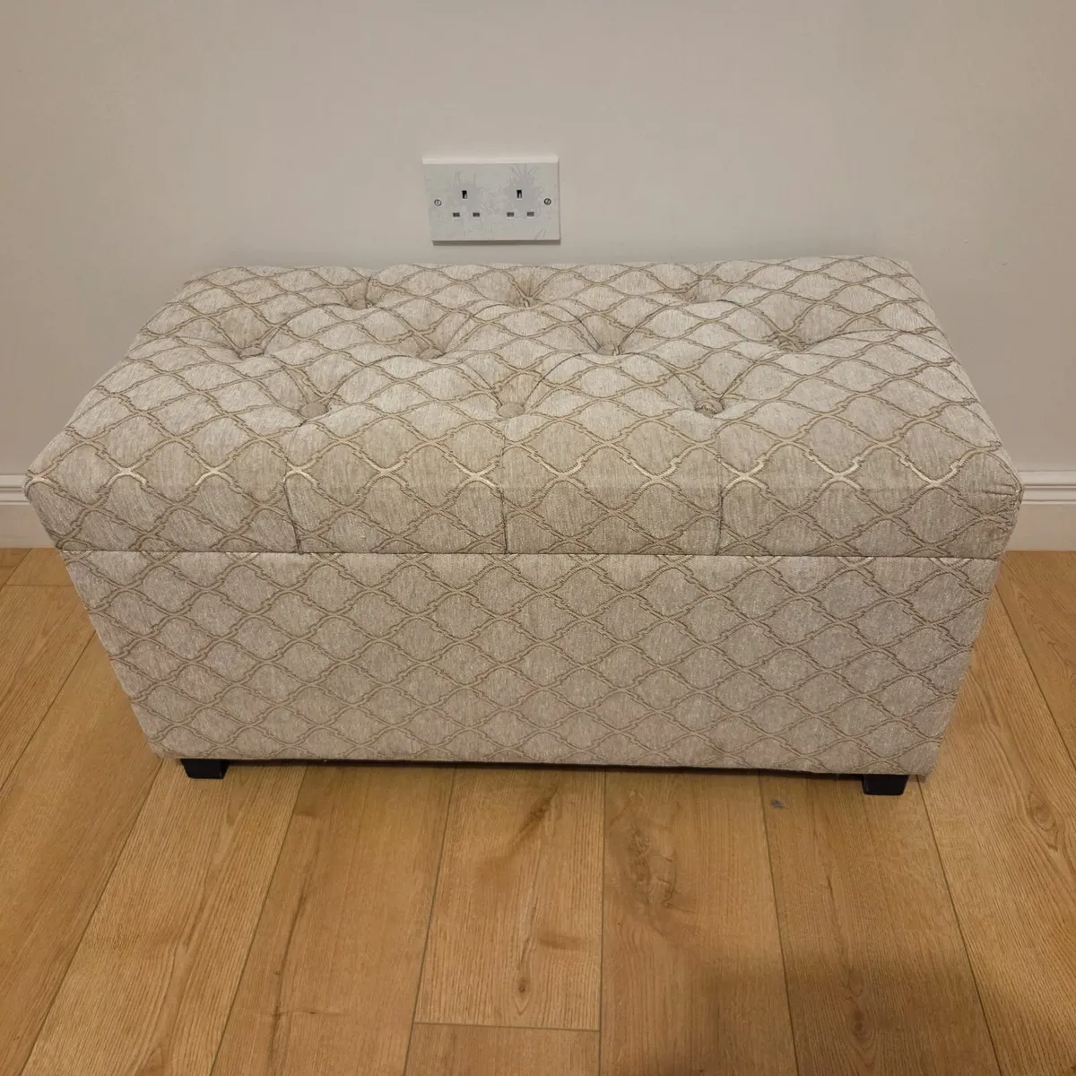 Seated storage bench - Image 1