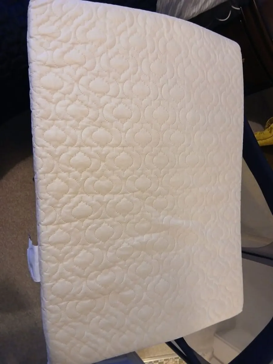 JOIE Travel Cot - Image 4