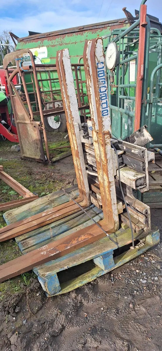 Forklift mast dual pallet