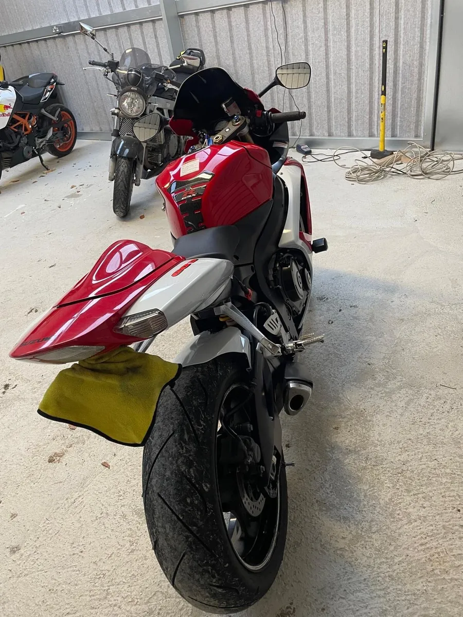 Suzuki gsxr 600 K7 - Image 4