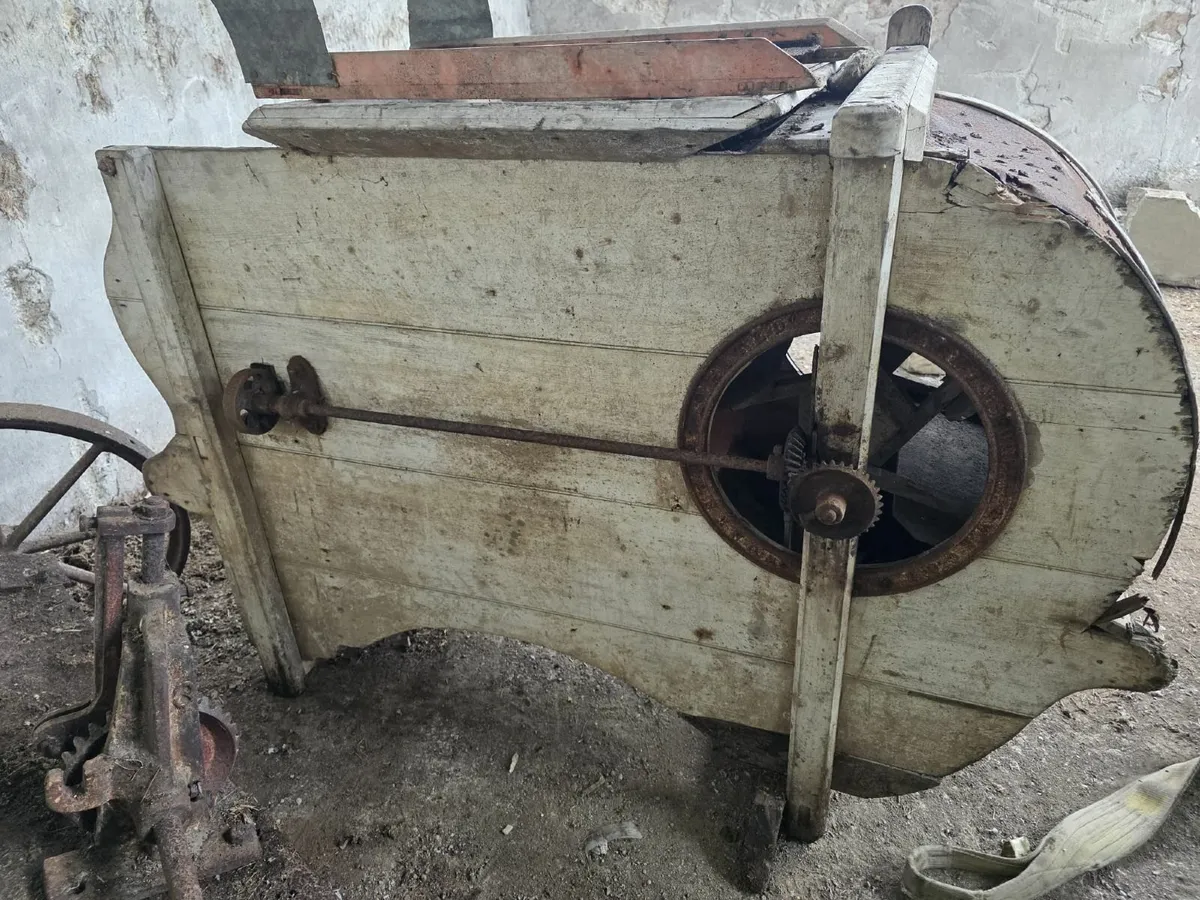 Vintage farm machines & equipment - Image 1