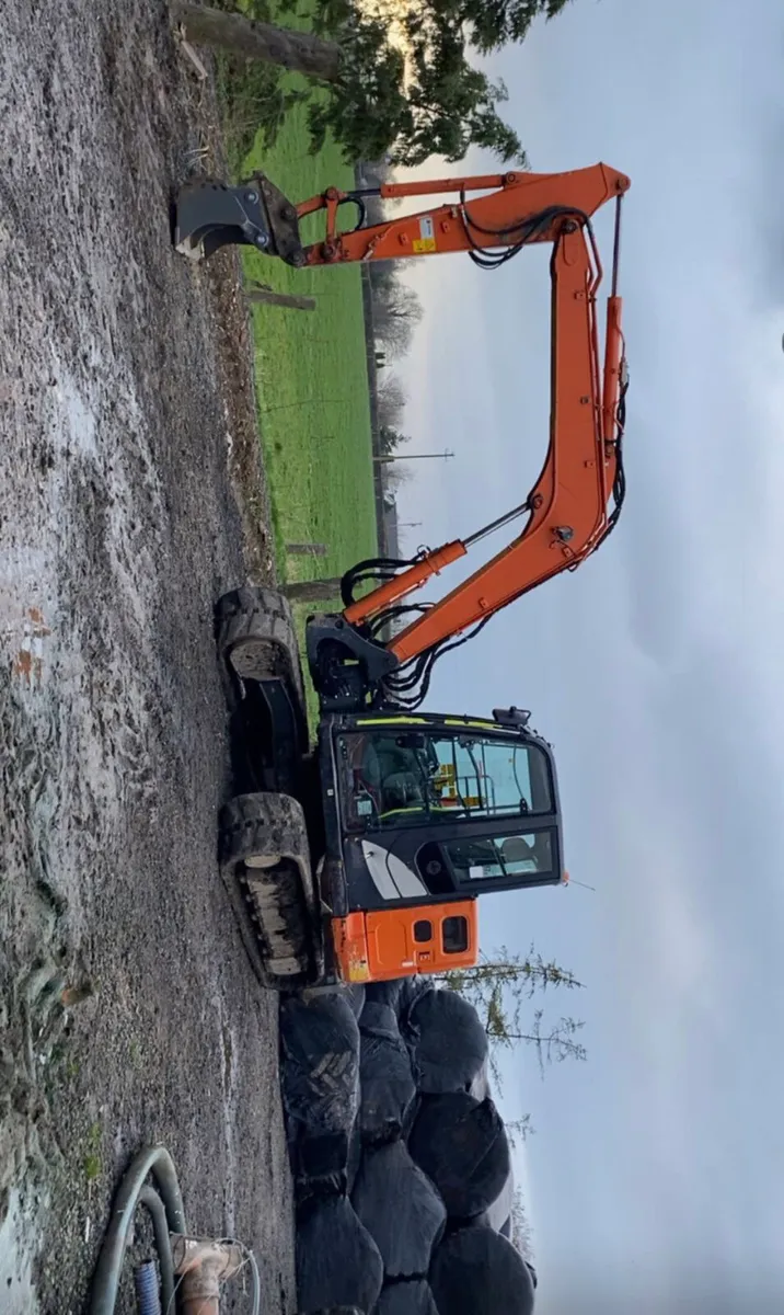 Digger -with driver - Image 1