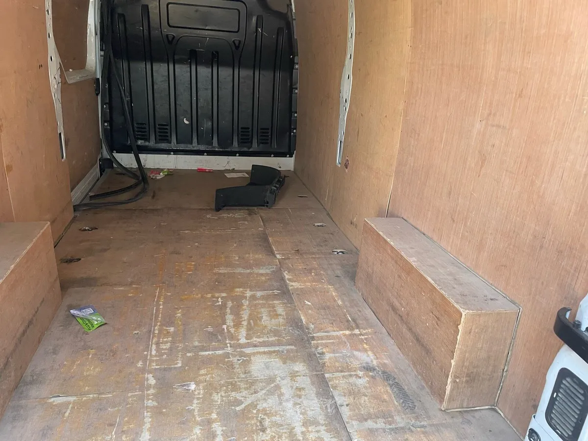 221 Nissan NV400 - Image 2