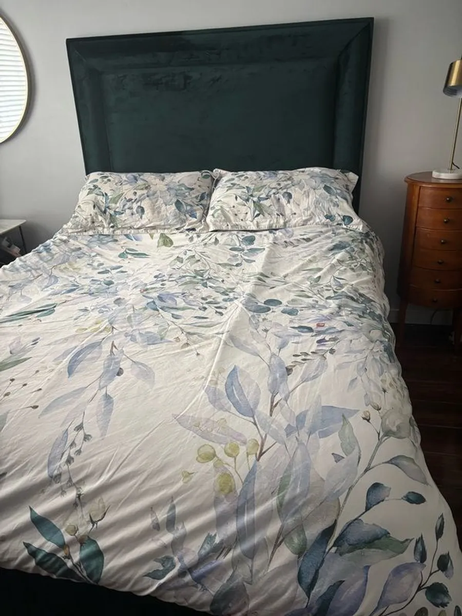 Green velvet king size bed - Image 2