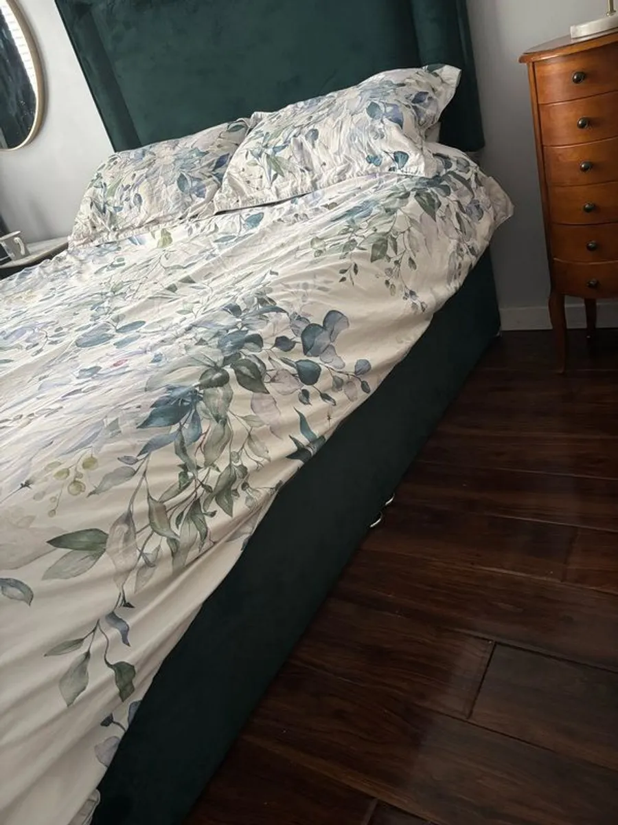 Green velvet king size bed - Image 3