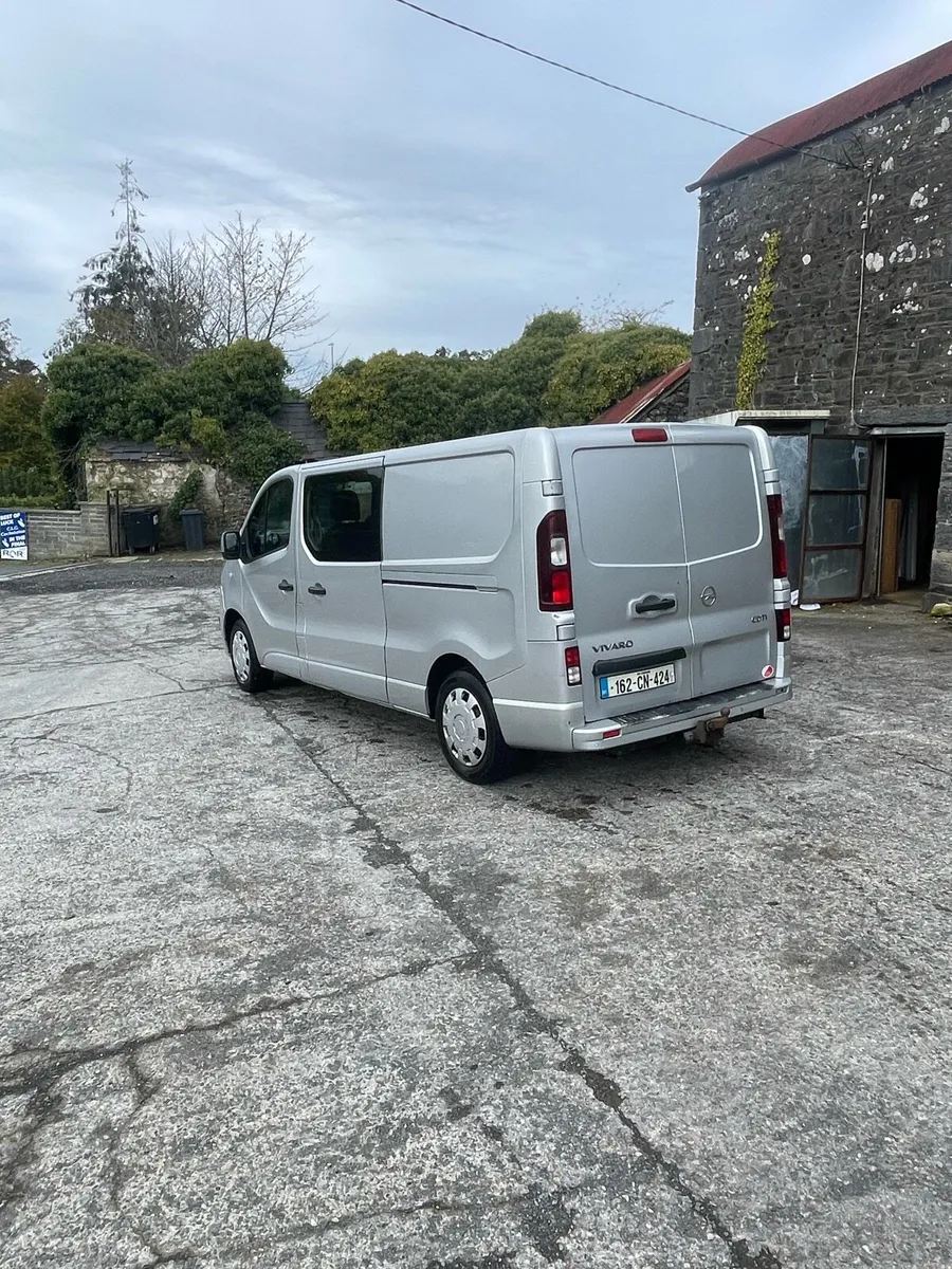 Crew cab van - Image 2